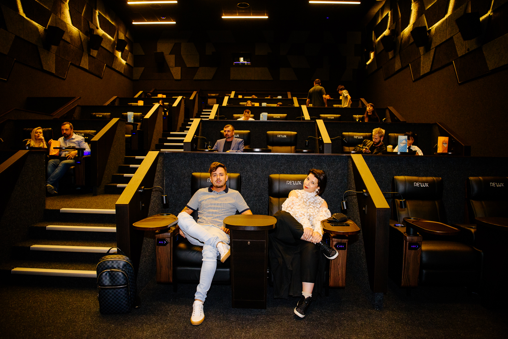 В зале кинотеатра 500 кресел которые расставлены одинаковыми рядами по 25